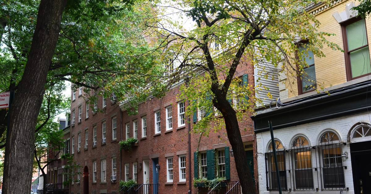 Rowhouses on the bend of Commerce Street in the West Village